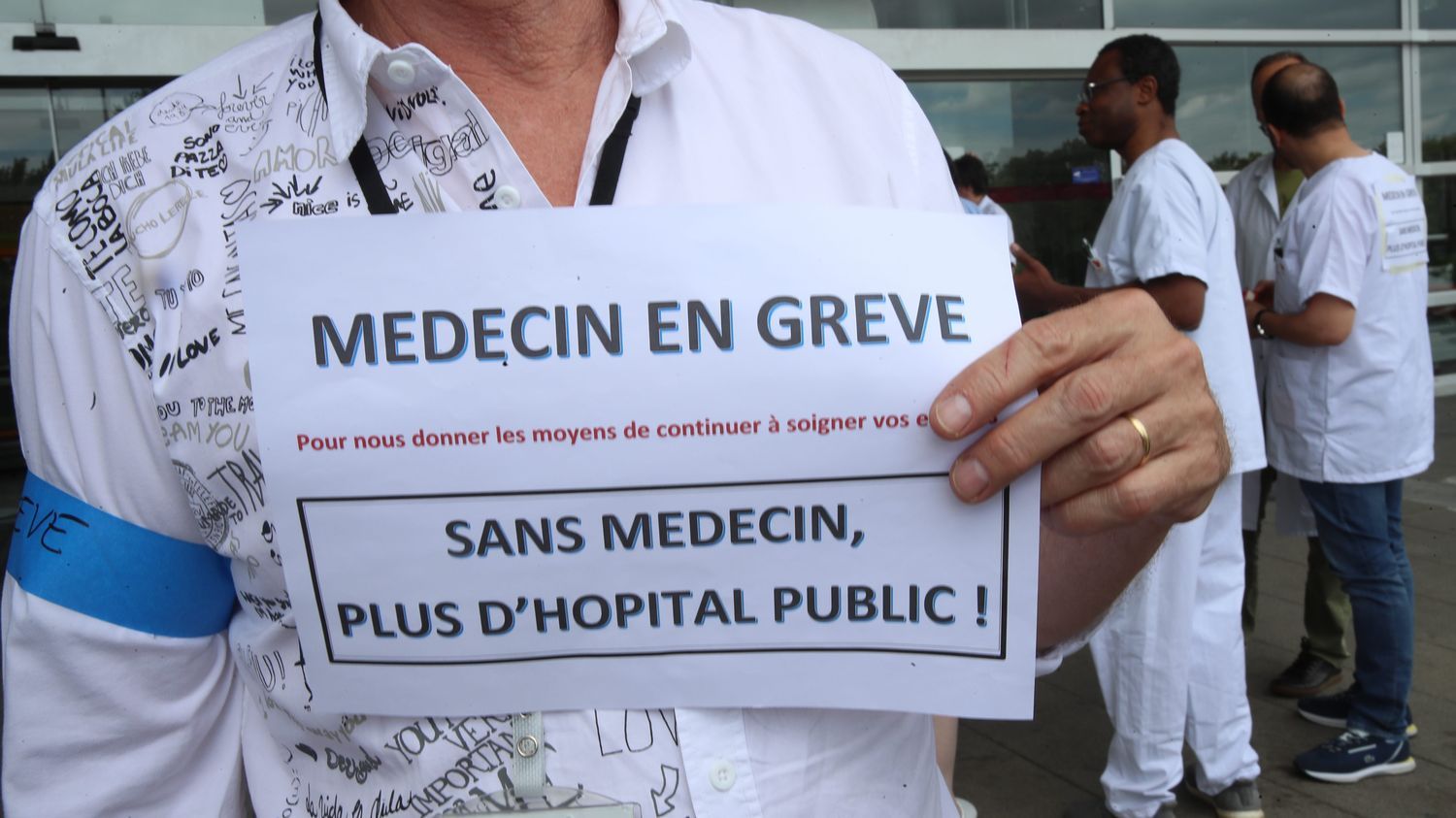 Plus de la moitié des médecins hospitaliers ont fait grève lundi, du "jamais-vu", selon les syndicats