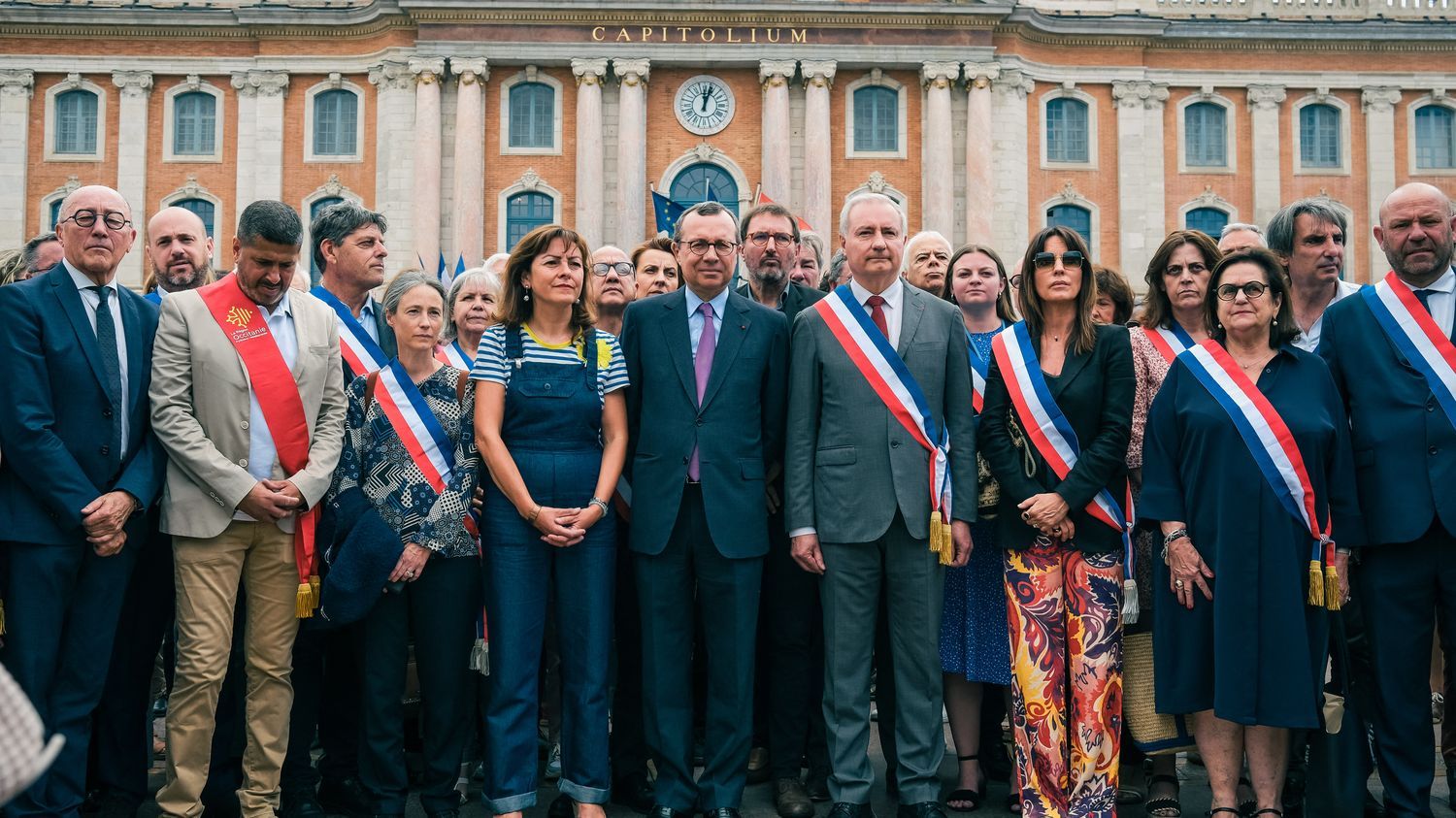 Attaque contre le domicile du maire de L'Haÿ-les-Roses : de nombreux rassemblements de soutien devant les mairies