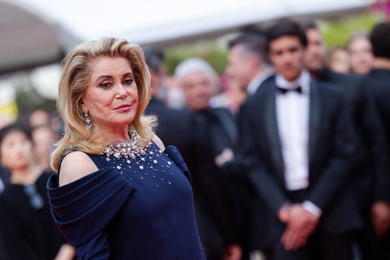 Bernadette Chirac : ces images troublantes de Catherine Deneuve sous les traits de l’ex-première dame (Vidéo)