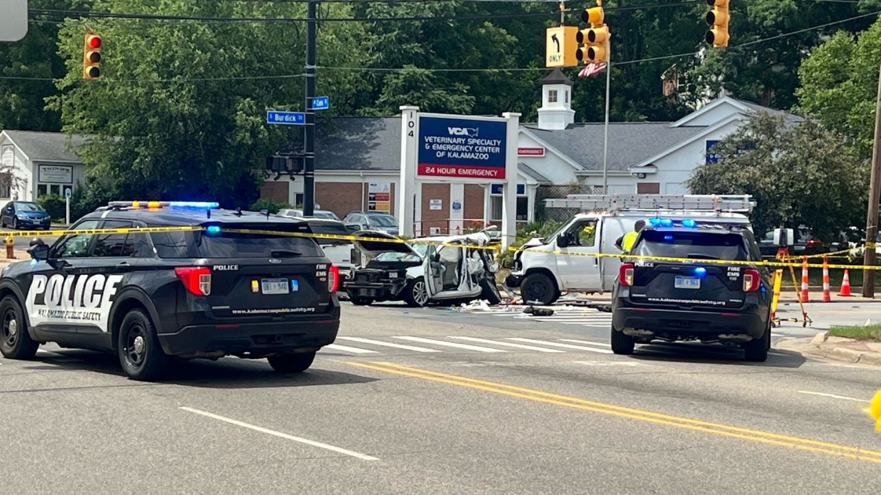 ‘Serious’ crash shuts down Kalamazoo intersection