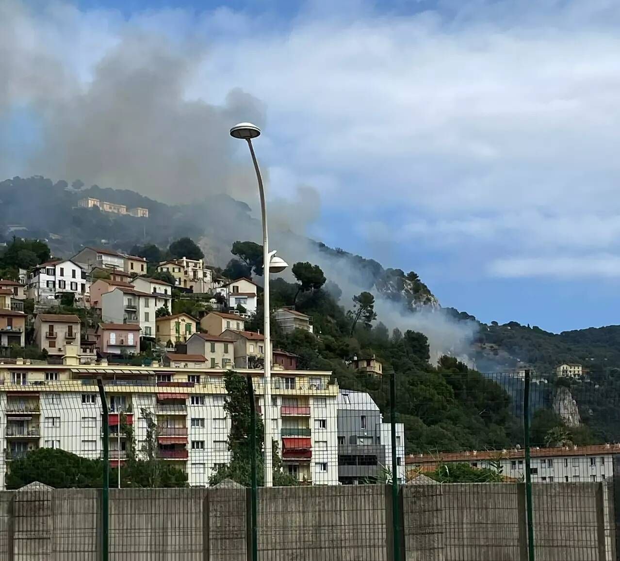 Violent départ de feu à Nice: l'incendie progresse, les pompiers envoient des renforts