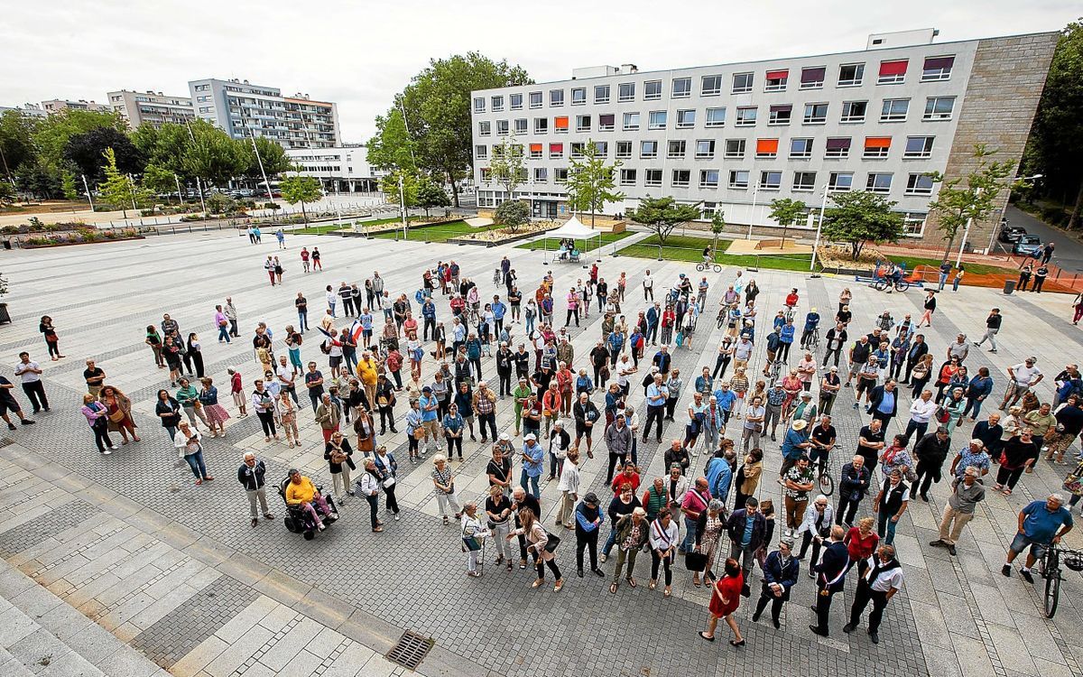 Plus de 200 personnes réunies à Lorient, au lendemain de l’attaque contre la maison d’un maire