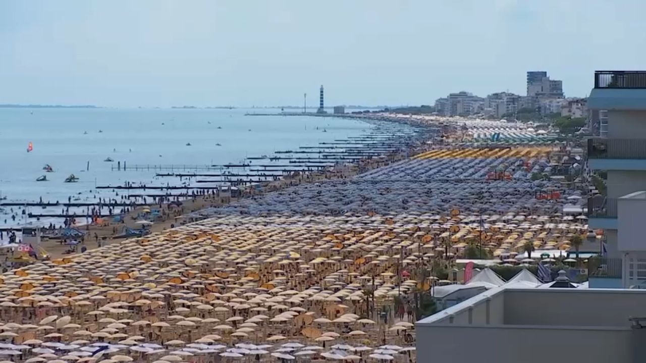 REPORTAGE - "Face à la mer, c'est 25 euros" : le business juteux des plages privées en Italie