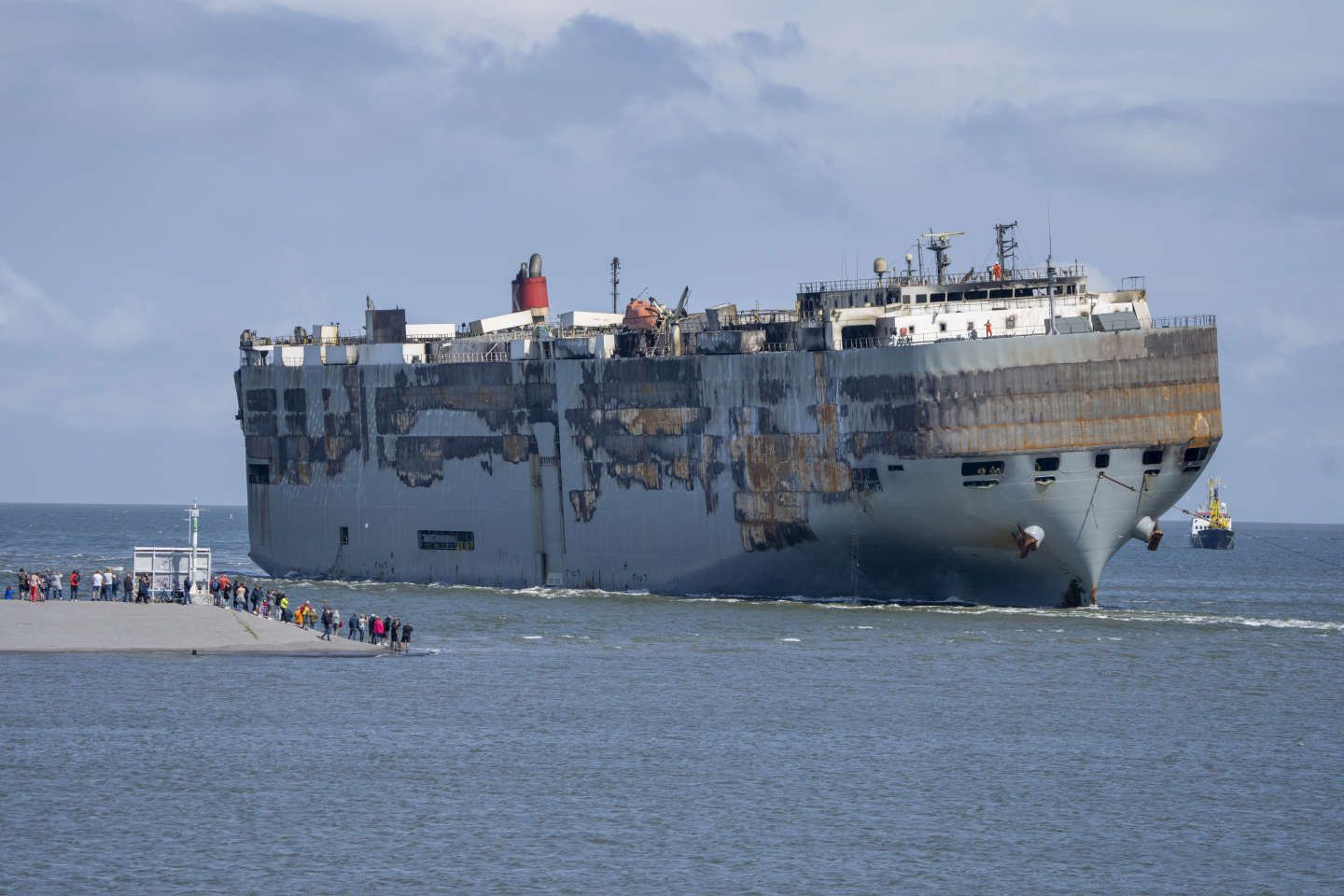 Le cargo " Fremantle Highway ", qui avait pris feu au large des Pays-Bas, remorqué jusqu’au port d’Eemshaven