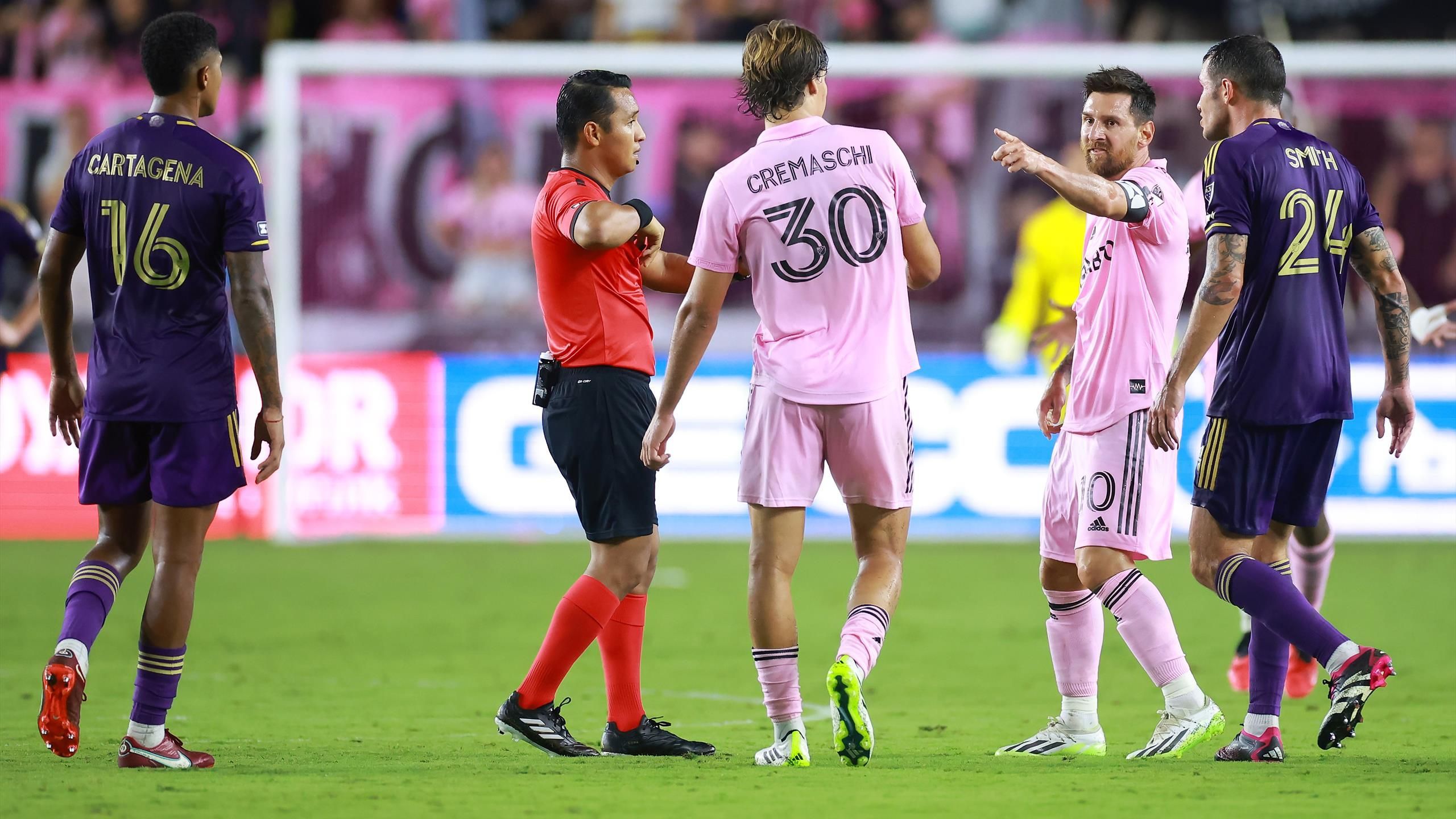 MLS : Erreurs d'arbitrage, penalty "incroyable"... L'entraîneur d'Orlando critique "le cirque" autour de Messi