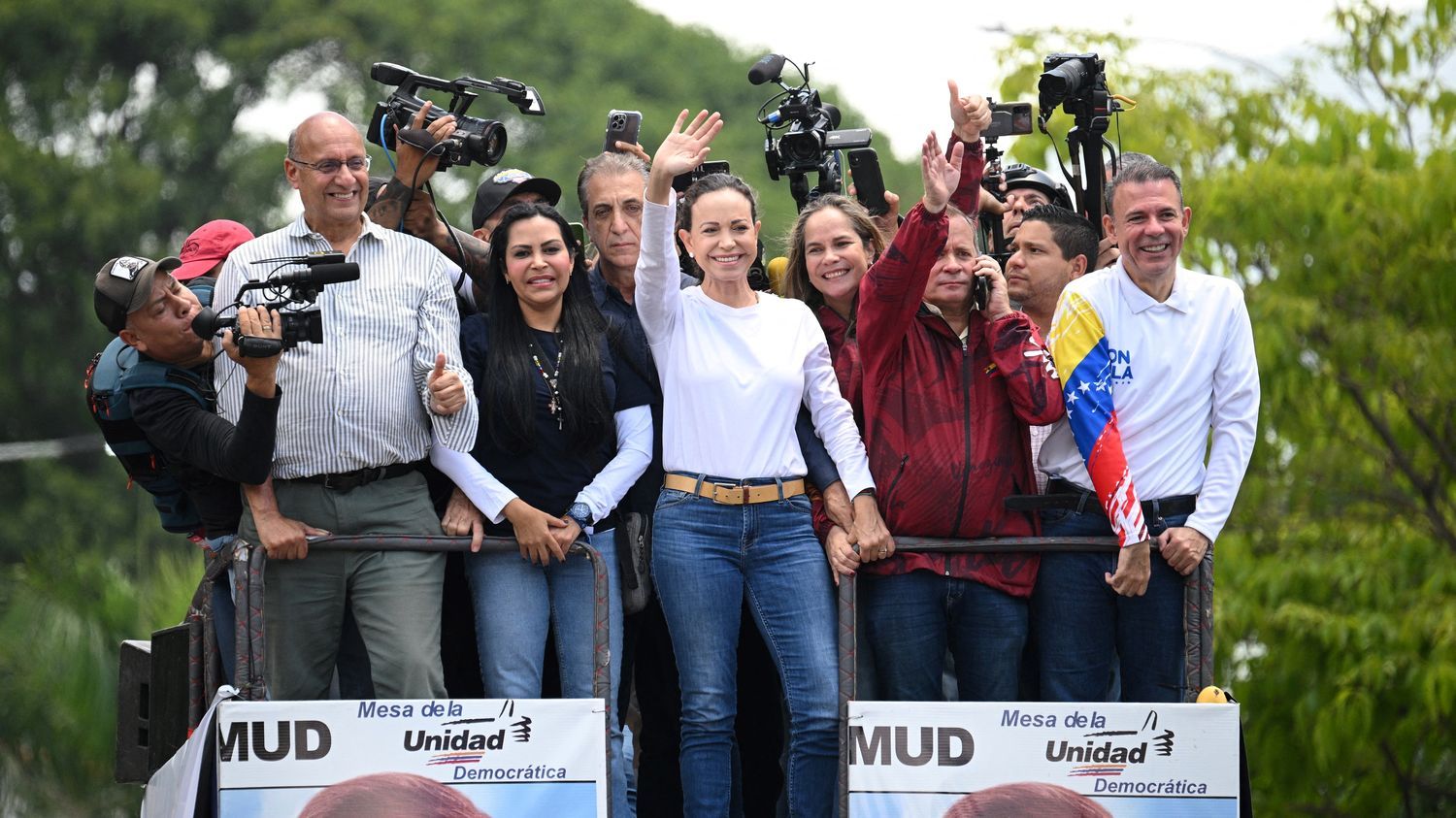 Réélection contestée de Nicolas Maduro : la cheffe de l'opposition vénézuélienne manifeste aux côtés de ses partisans à Caracas