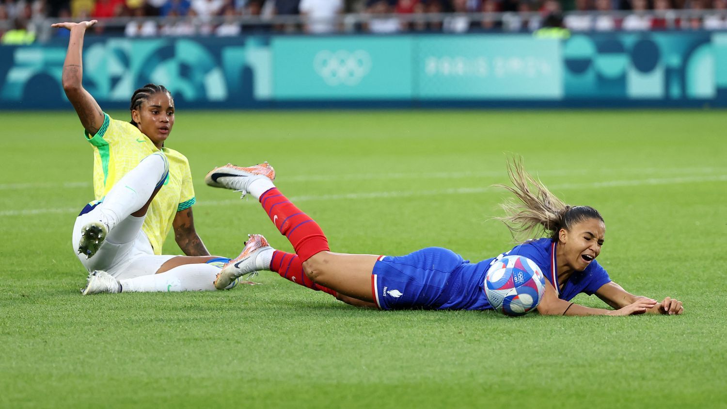 Sakina Karchaoui manque son pénalty, les Bleues cherchent toujours à ouvrir le score... Suivez le match avec nous