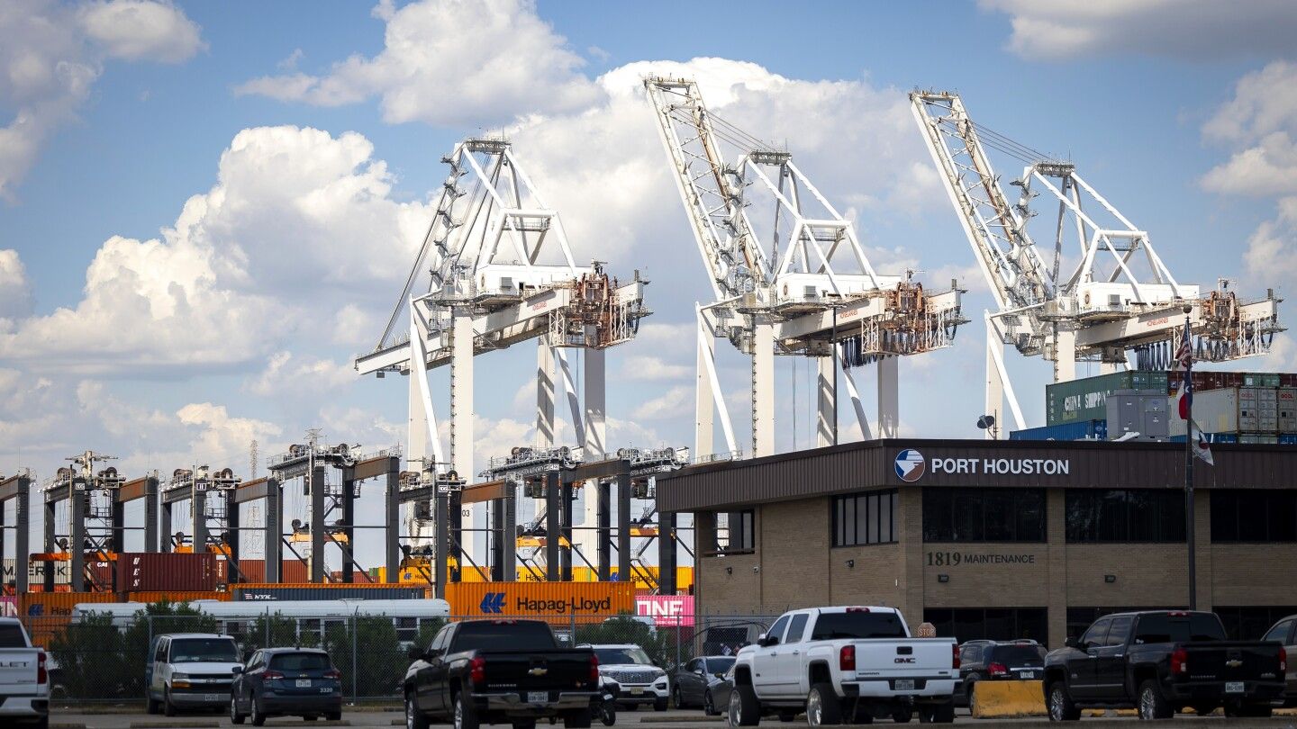 US could see shortages, higher retail prices if dockworkers strike drags on