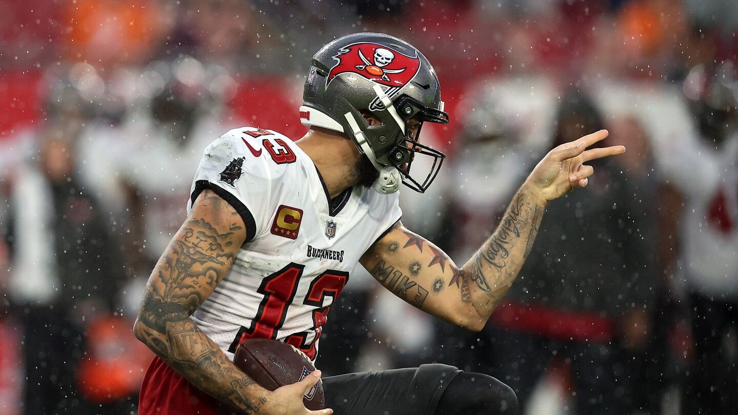 Mike Evans goes over 1,000 yards for the 10th consecutive season