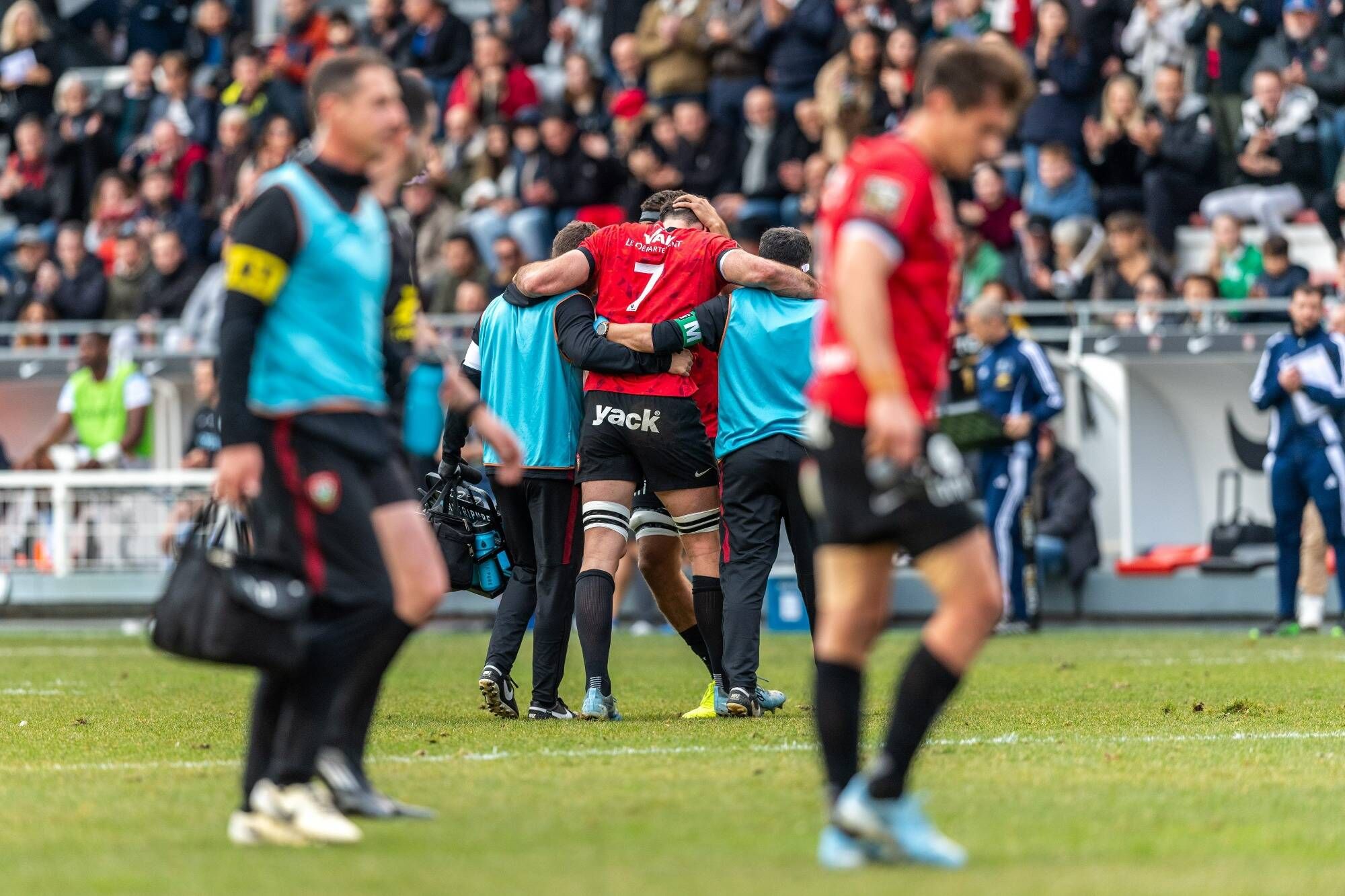 "Ce soir, il faut vraiment soutenir Charles", les mots forts du vestiaire toulonnais après la blessure du capitaine Charles Ollivon