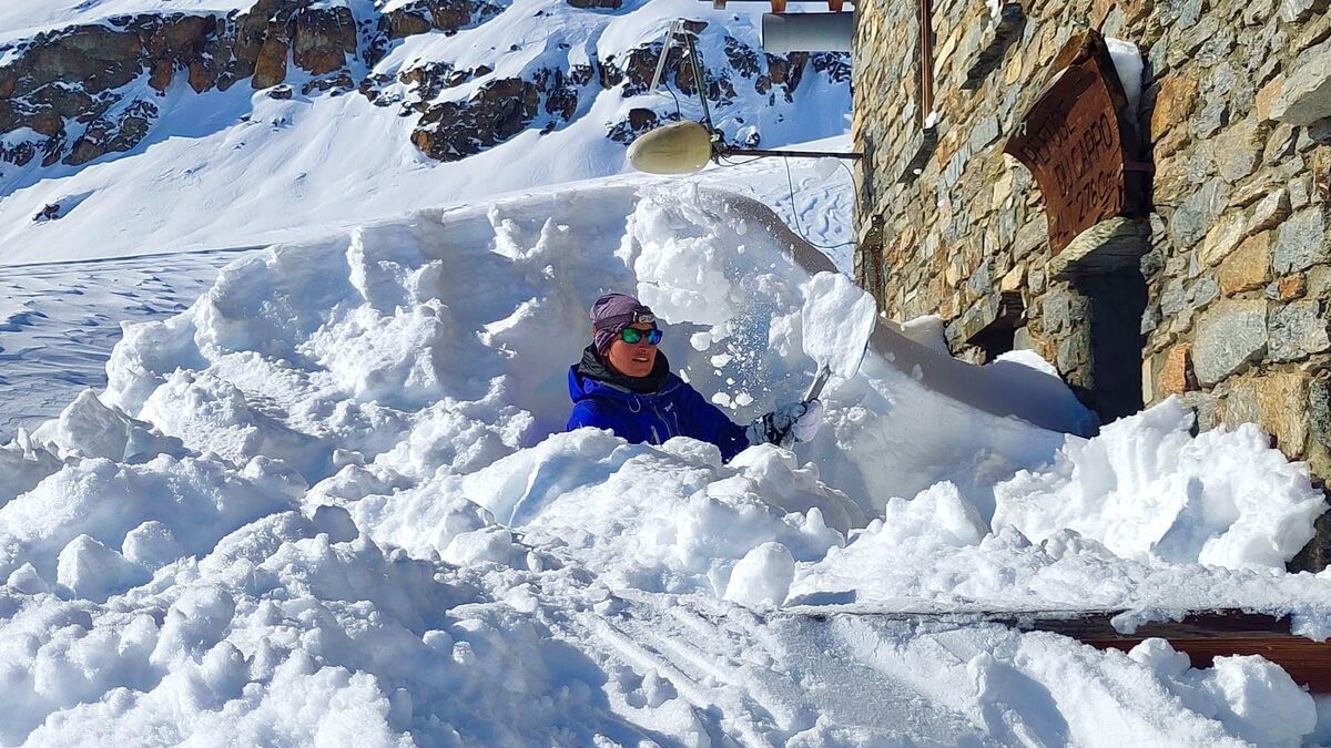 " On a dû pelleter comme des fous pour sortir " : chutes de neige et risque d’avalanche exceptionnels dans les Alpes