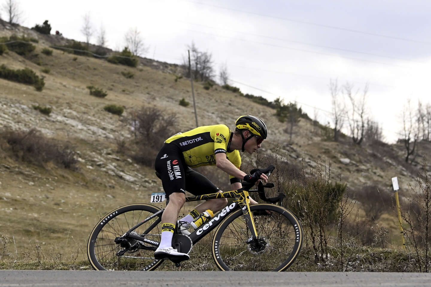 Jonas Vingegaard sévèrement touché après une chute spectaculaire lors du Tour du Pays basque