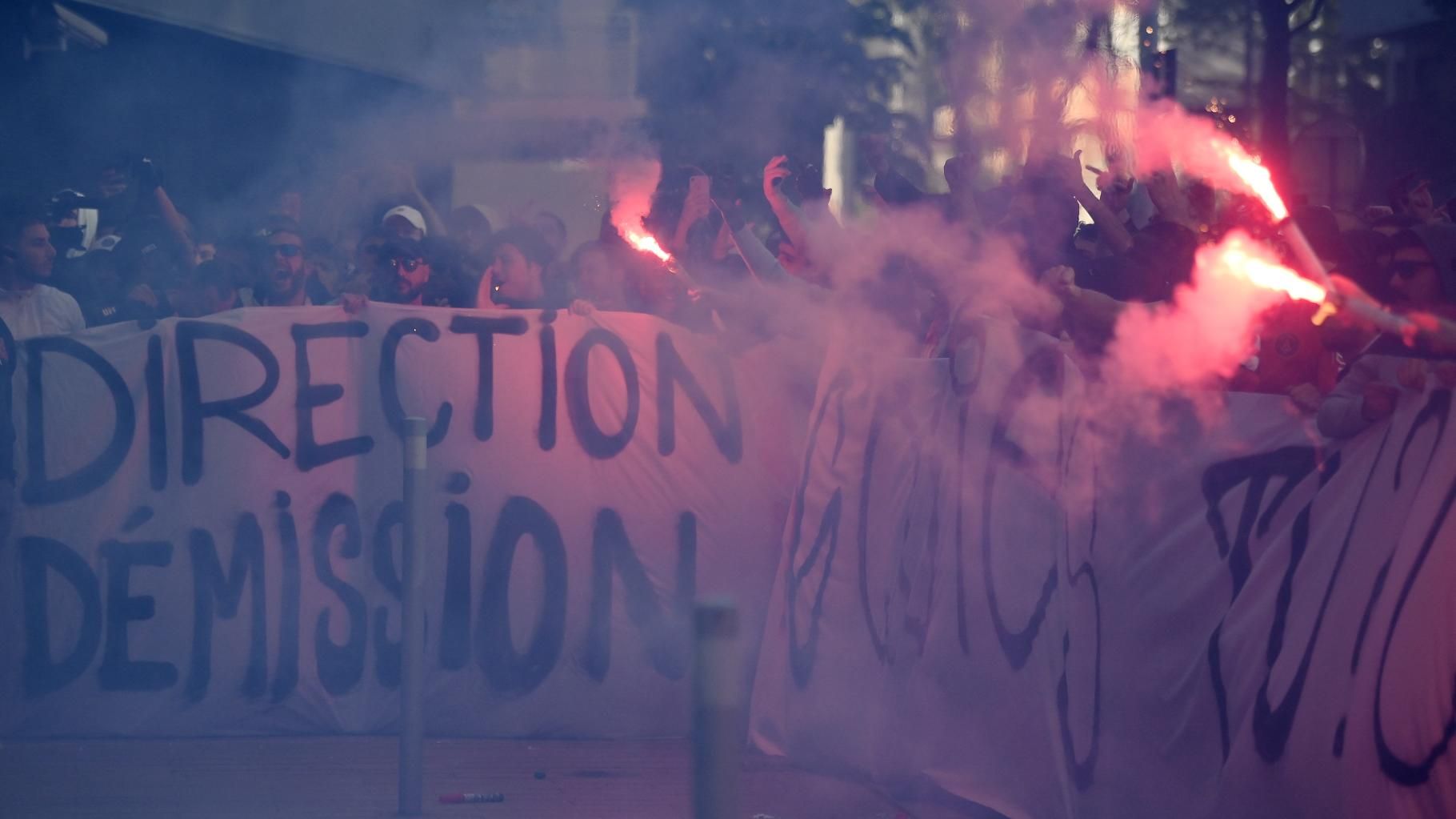 Devant le Parc des Princes, des centaines de supporters du PSG demandent le départ de Messi et des dirigeants