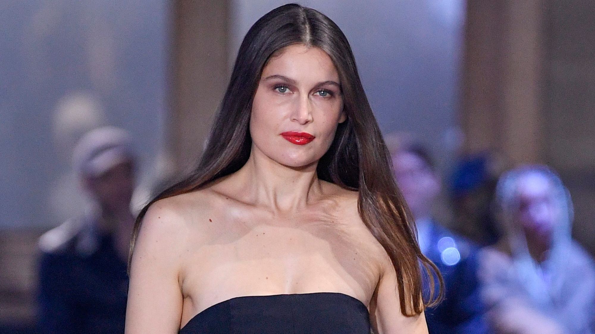 Laetitia Casta, 44 ans, à tomber à la renverse dans un maillot de bain à découpes très échancré