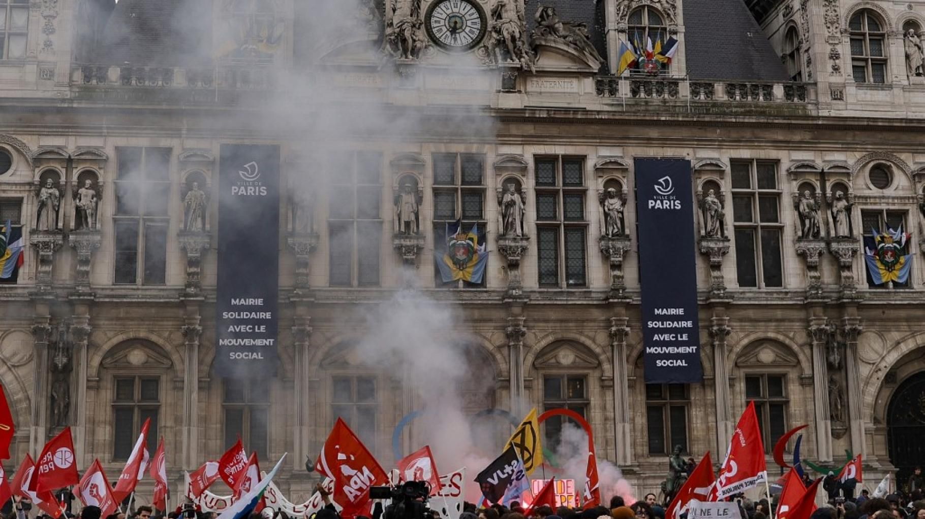 Retraites : la mairie de Paris condamnée à enlever ses banderoles de soutien au mouvement social