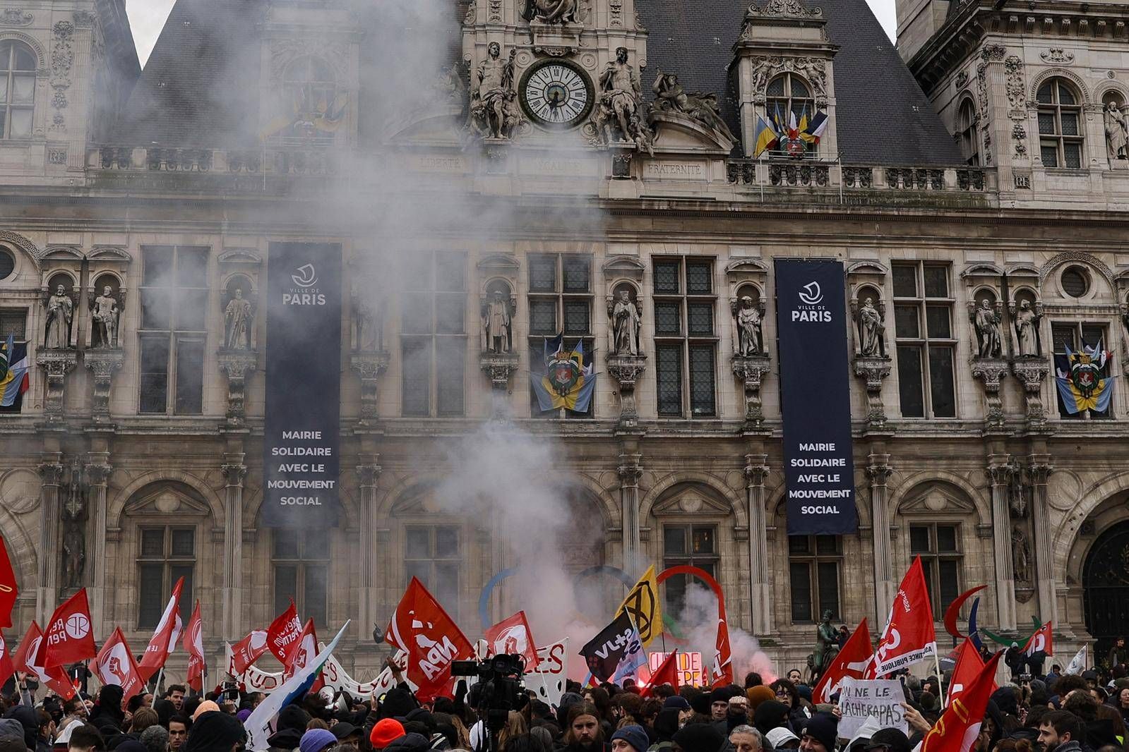 Retraites : la mairie de Paris sommée de retirer ses banderoles pro-mouvement social