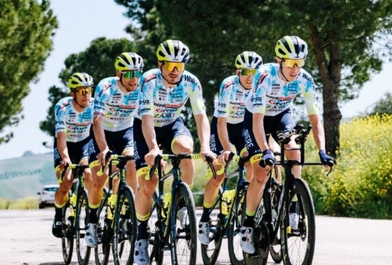 Tour d'Italie - L'équipe Intermarché-Circus-Wanty avec un maillot spécial