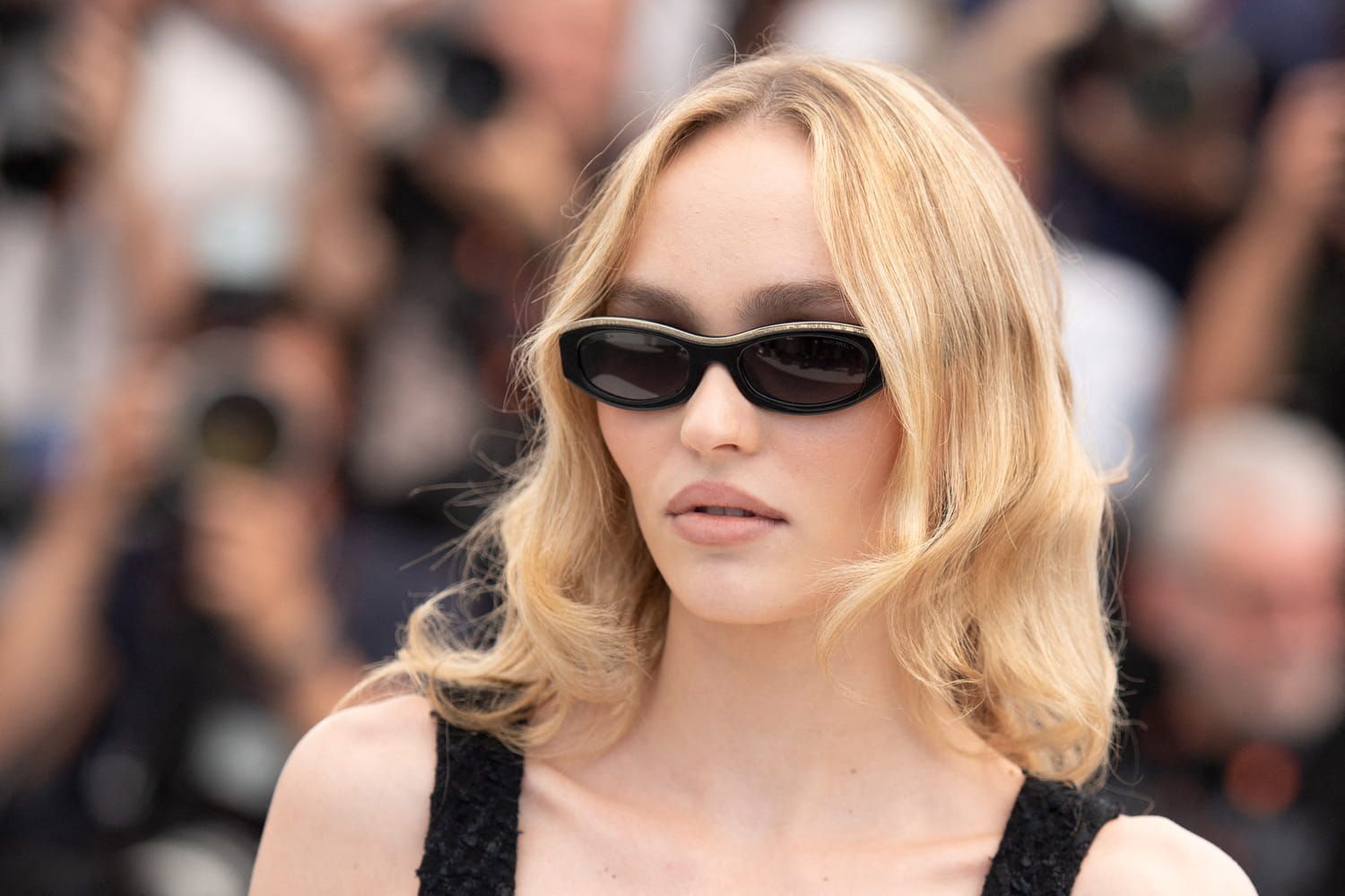 Sac à main rose fuchsia, lunettes de star et ventre apparent, Lily-Rose Depp associe le cool californien au chic à la française