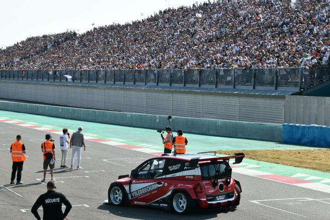 Le circuit de Magny-Cours rempli pour le Merguez Tuning Show, des spectateurs encore coincés dans des bouchons à midi