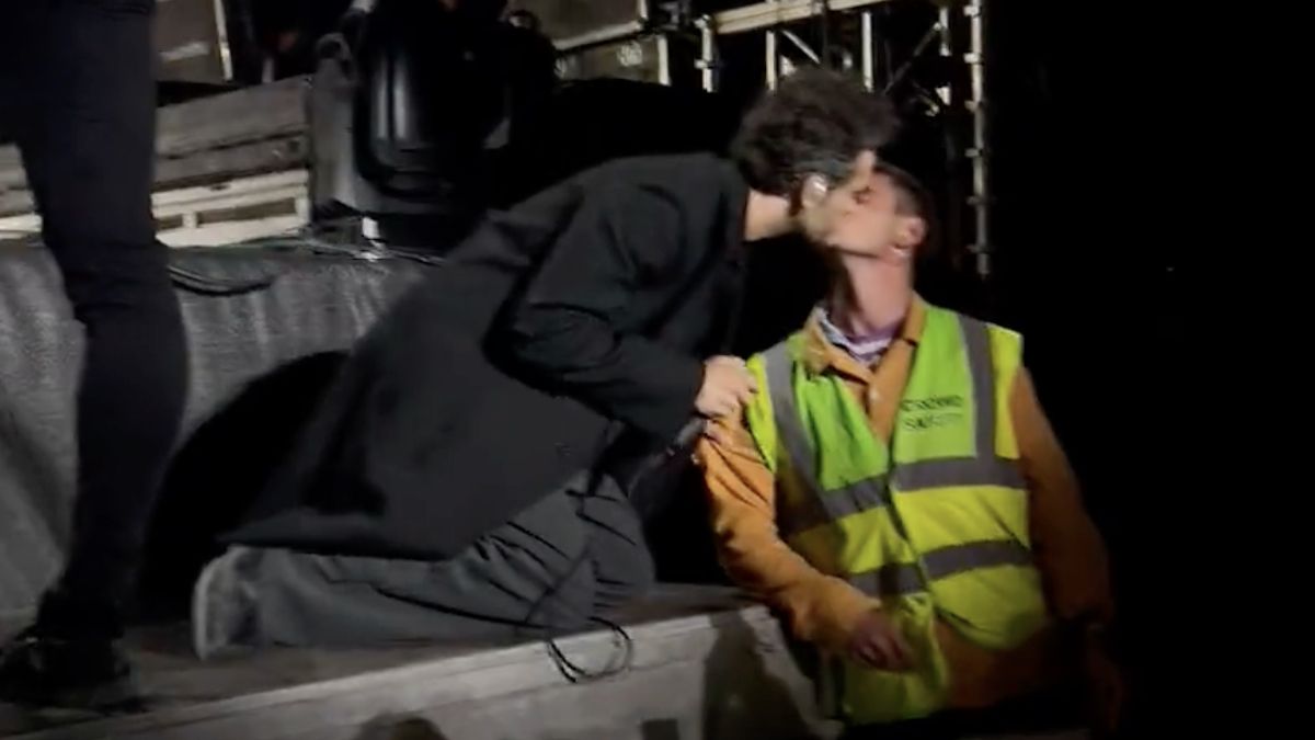 Matty Healy Kisses Security Guard at The 1975 Concert: Watch