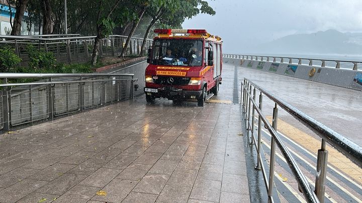 小西灣女子墮海 釣魚漢拋水泡救回岸邊