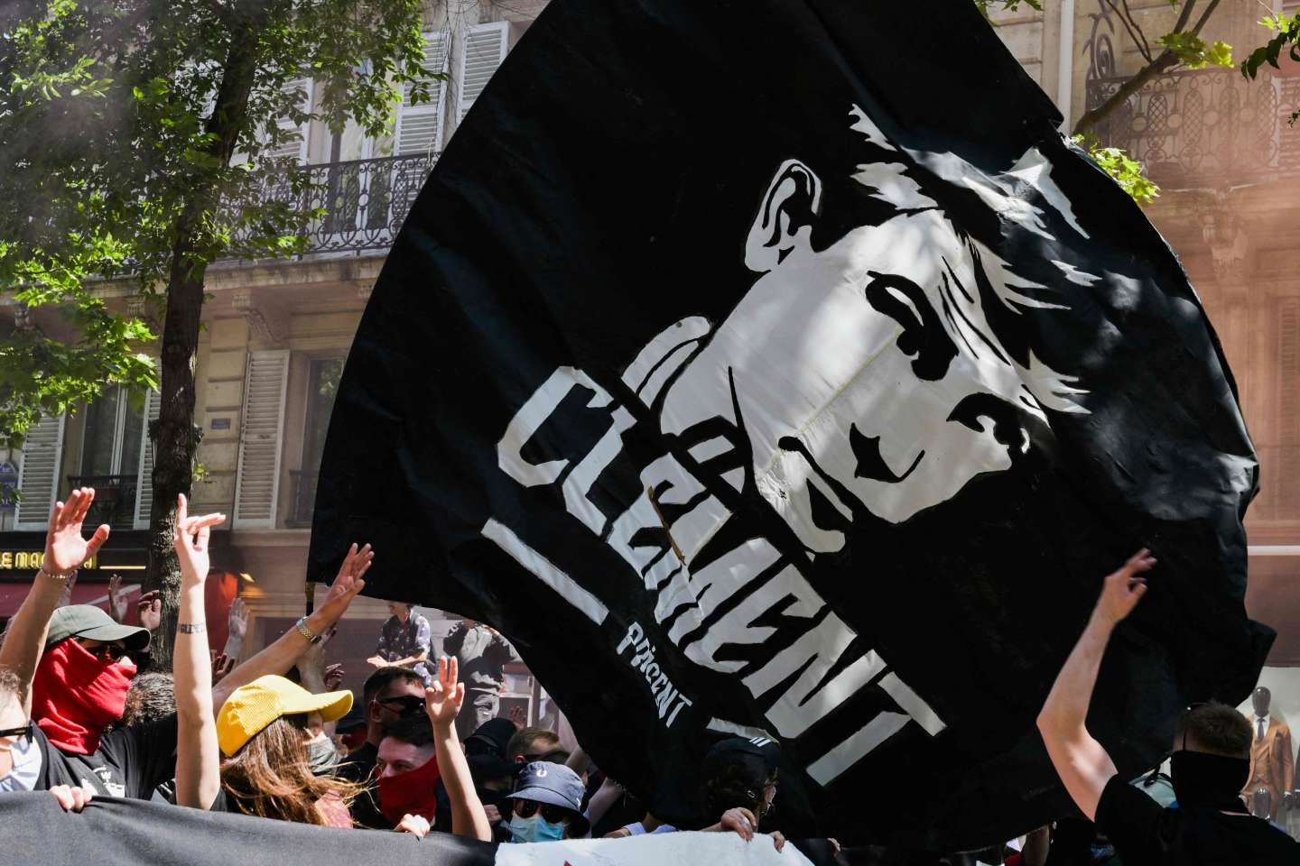 A Paris, des milliers de manifestants défilent en mémoire de Clément Méric, dix ans après sa mort