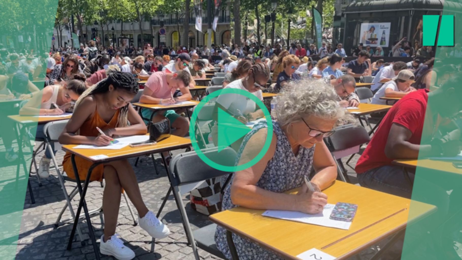 Dictée géante sur les Champs-Élysées : entre craintes et enthousiasme, témoignages de participants