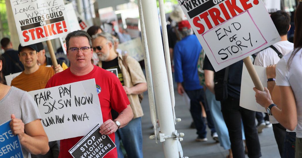 Hollywood Directors Reach Deal With Studios as Writers’ Strike Continues