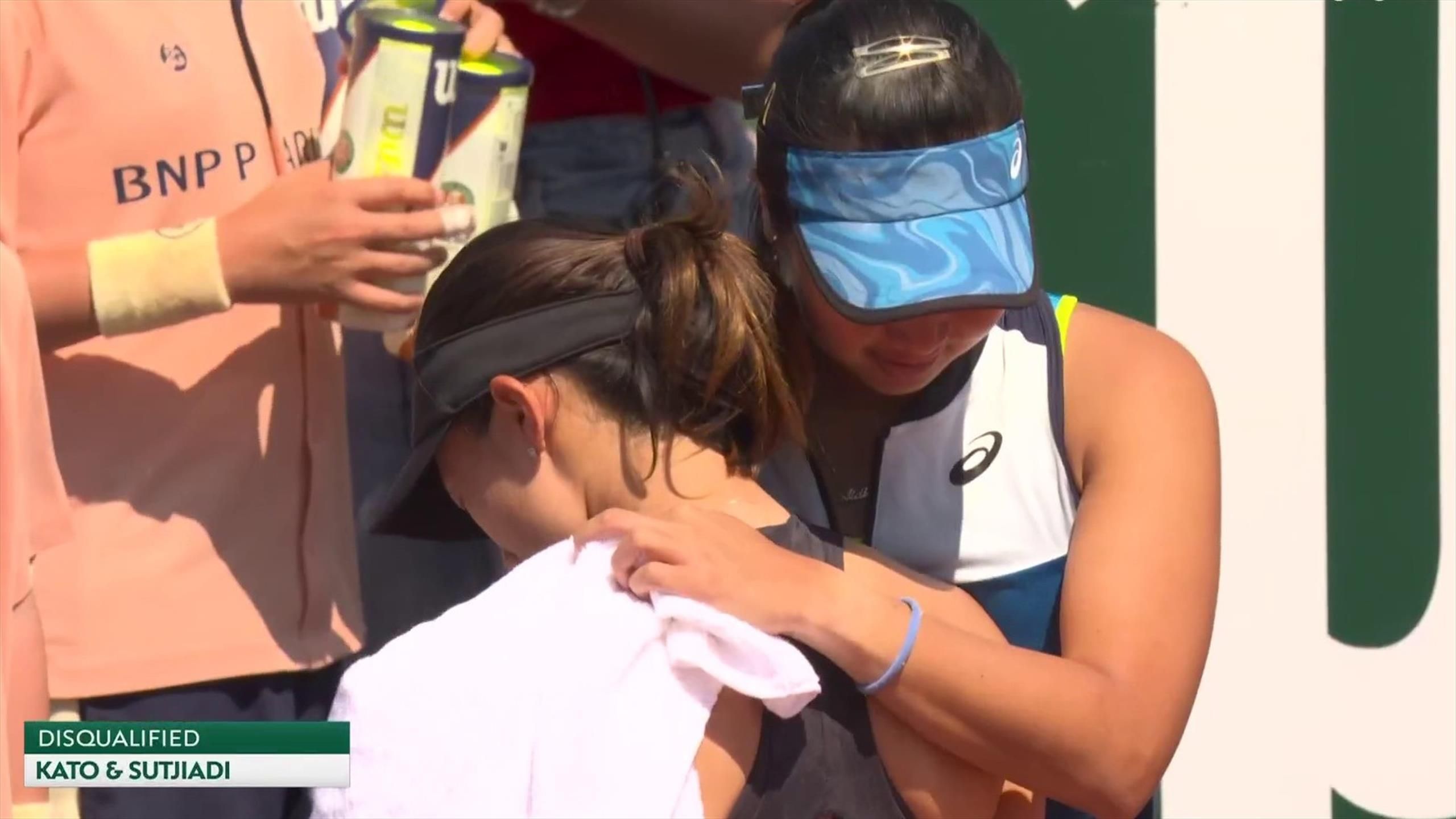 Roland-Garros - Double dames - "Elle pleure !" : Une ramasseuse touchée, une paire de double disqualifiée