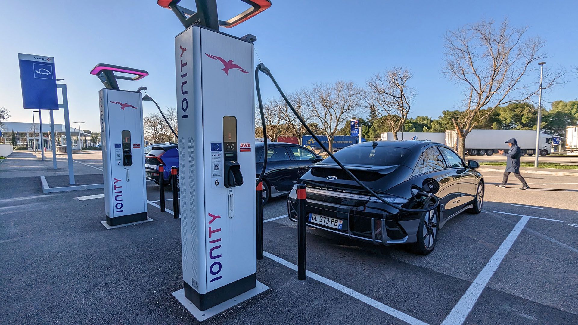 La charge rapide en voiture électrique est beaucoup trop chère