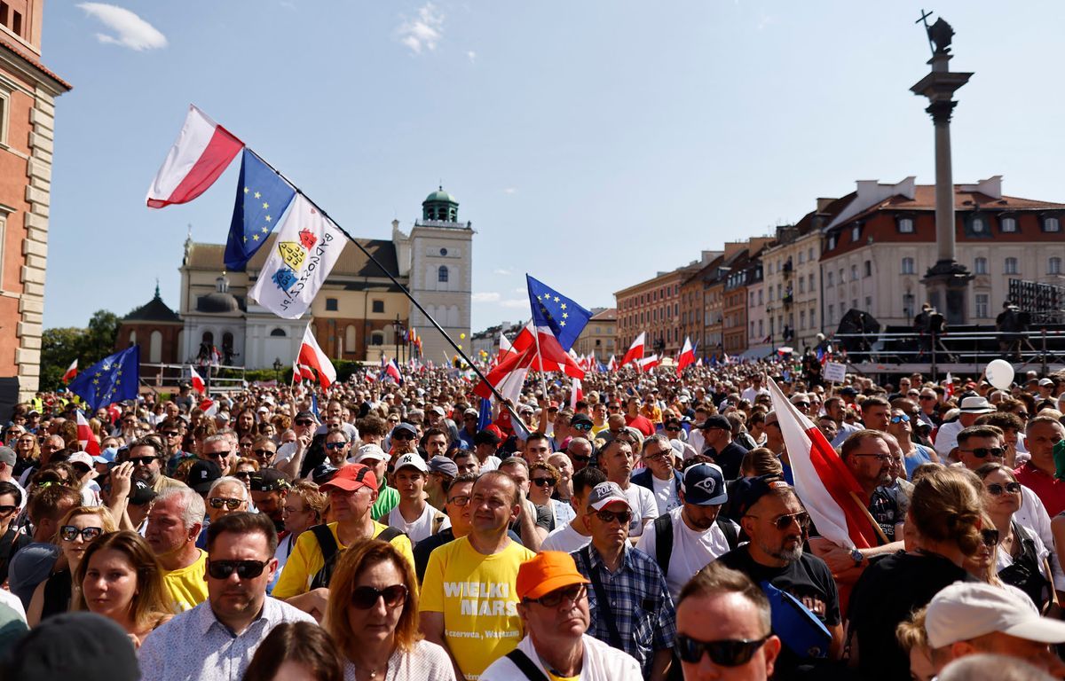 Pologne : Manifestation massive à Varsovie contre le gouvernement