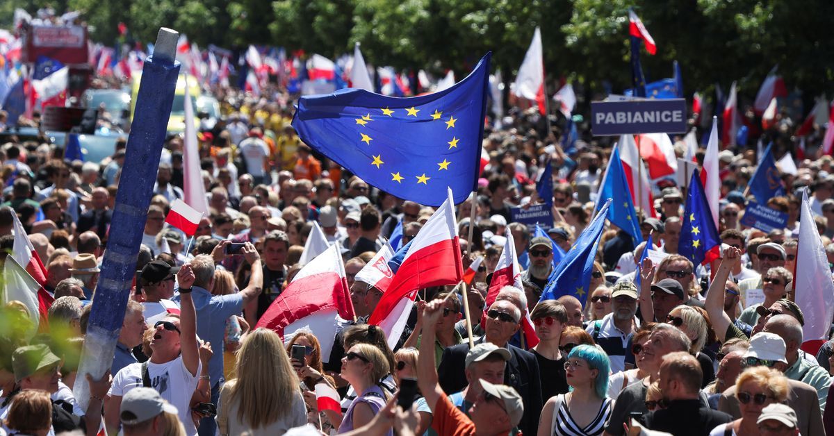 Polish opposition supporters mark 1989 Solidarity win