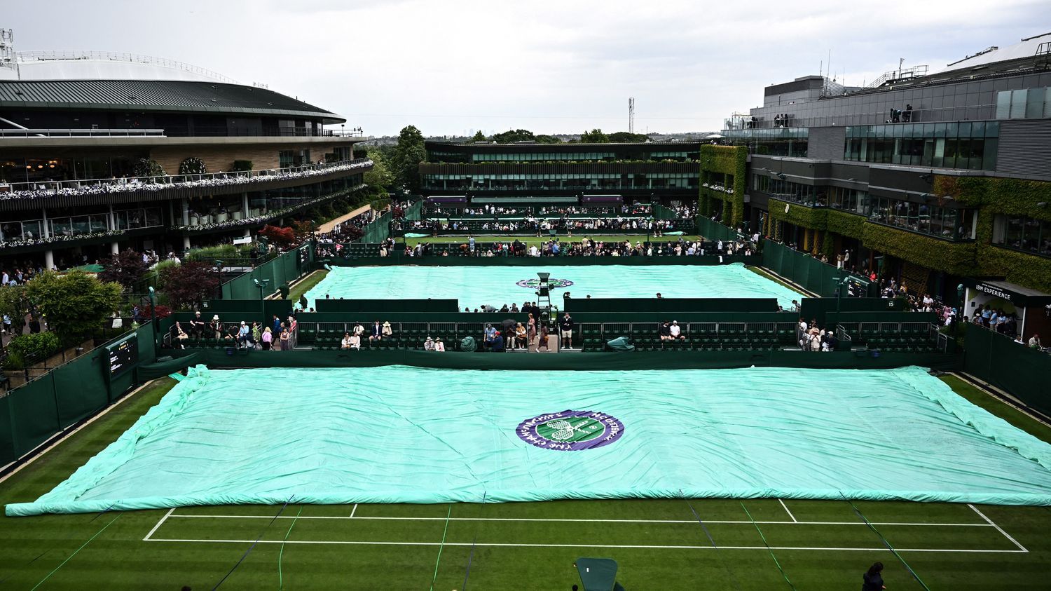 Stefanos Tsitsipas a perdu le premier set, la pluie s'invite de nouveau sur le gazon londonien... Suivez la deuxième journée