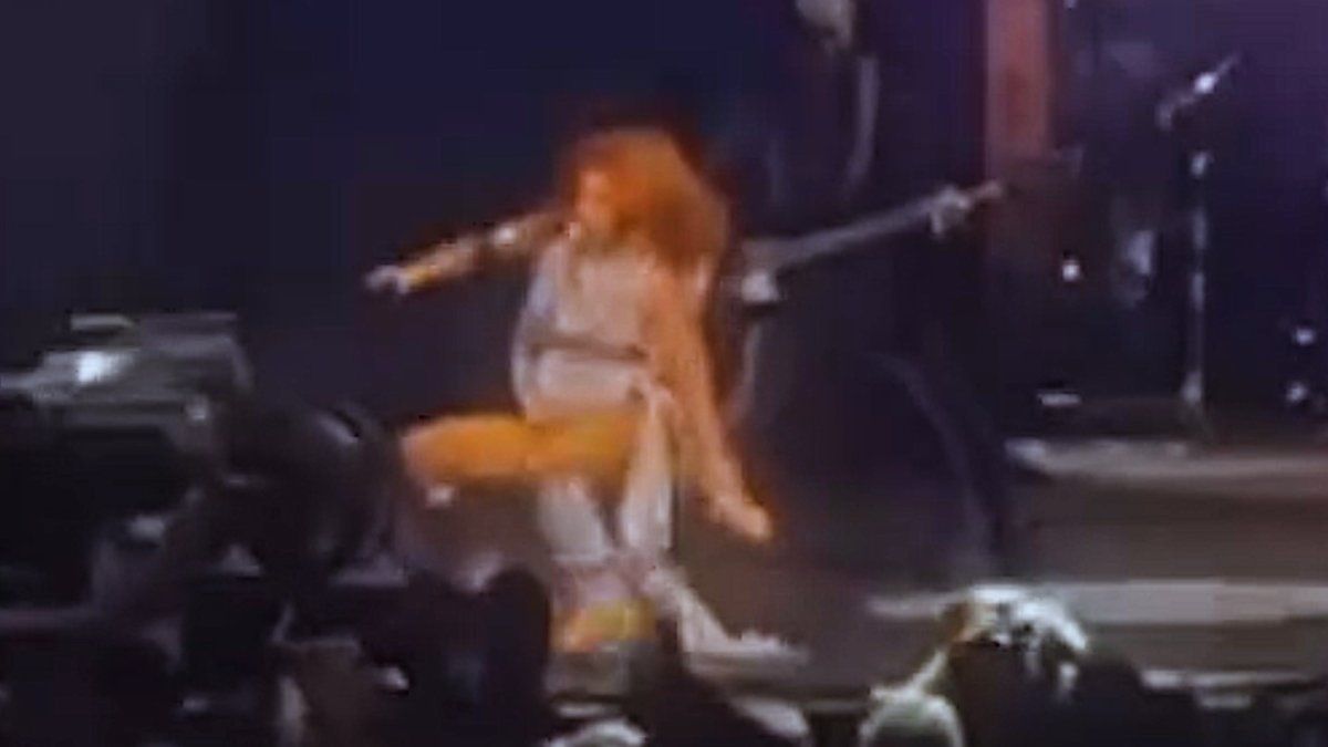 Shania Twain falls onstage during Chicago-area performance