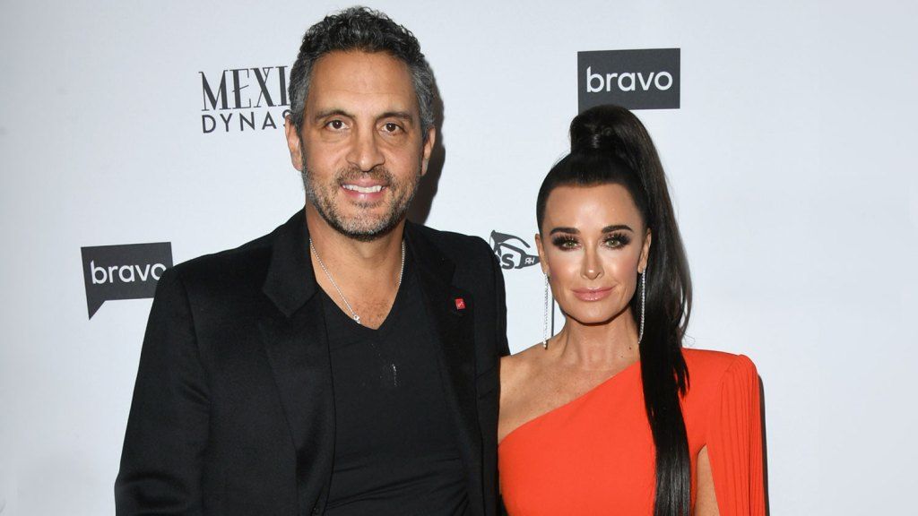 ‘The Real Housewives Of Beverly Hills’ Couple Kyle Richards & Mauricio Umansky Split, Report; Medium Allison DuBois Reacts