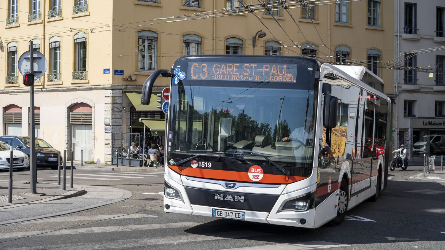 Emeutes : la circulation des bus et tramways autorisée jusqu'à 22 heures en France mardi soir, au lieu de 21 heures