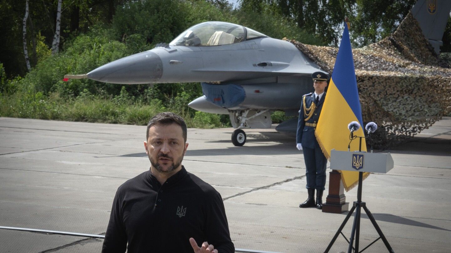 Ukraine: Zelenskyy displays new F-16 fighter jets to combat Russia