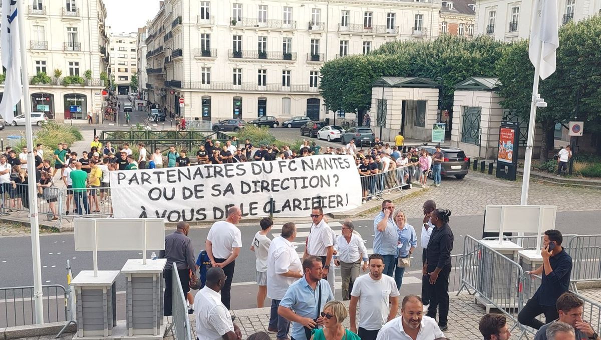 "À vous de le clarifier" : des supporters interpellent les partenaires du FC Nantes