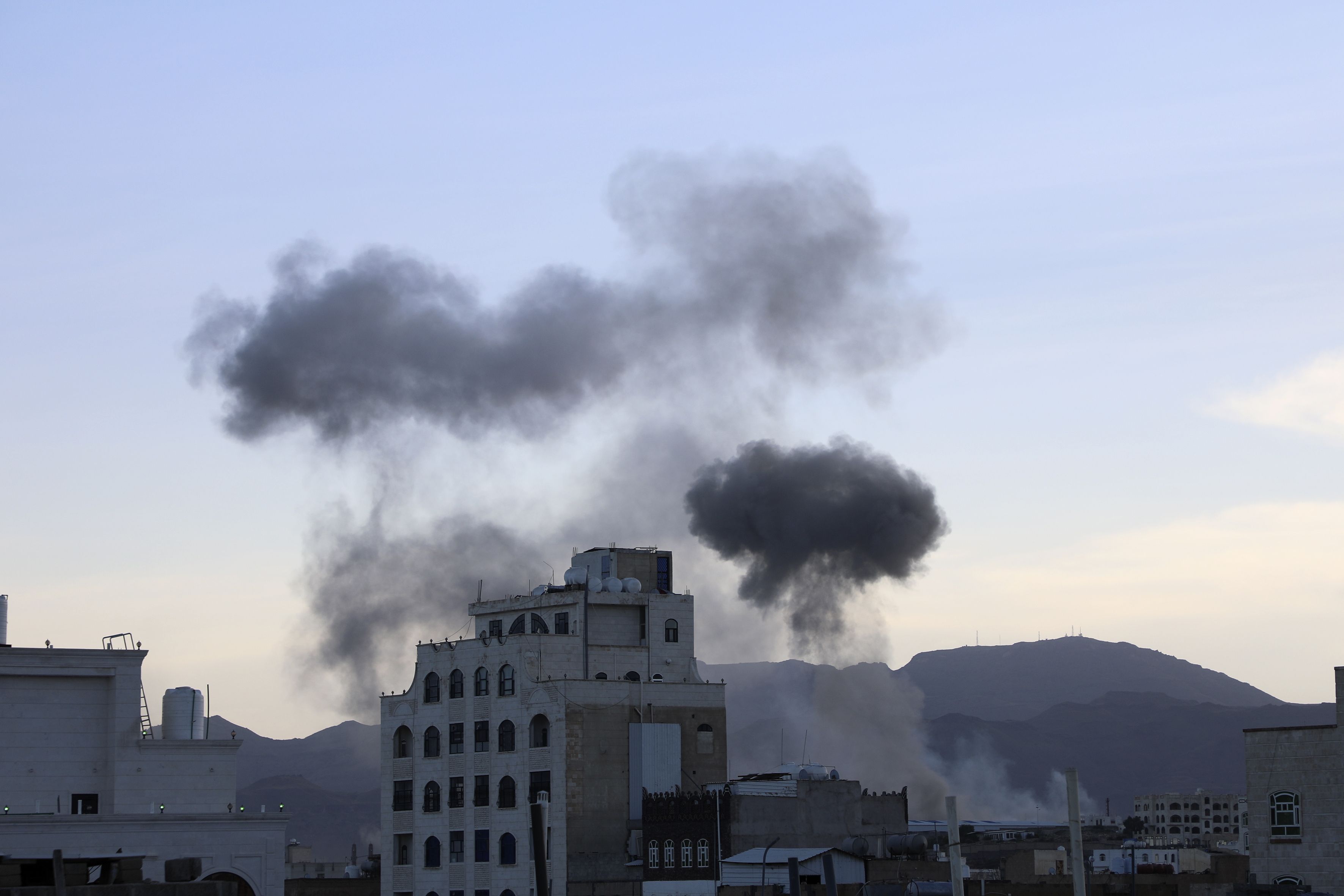 Houthis Vow 'America Will Pay a Heavy Price' for Bombing Yemen Amid Crisis