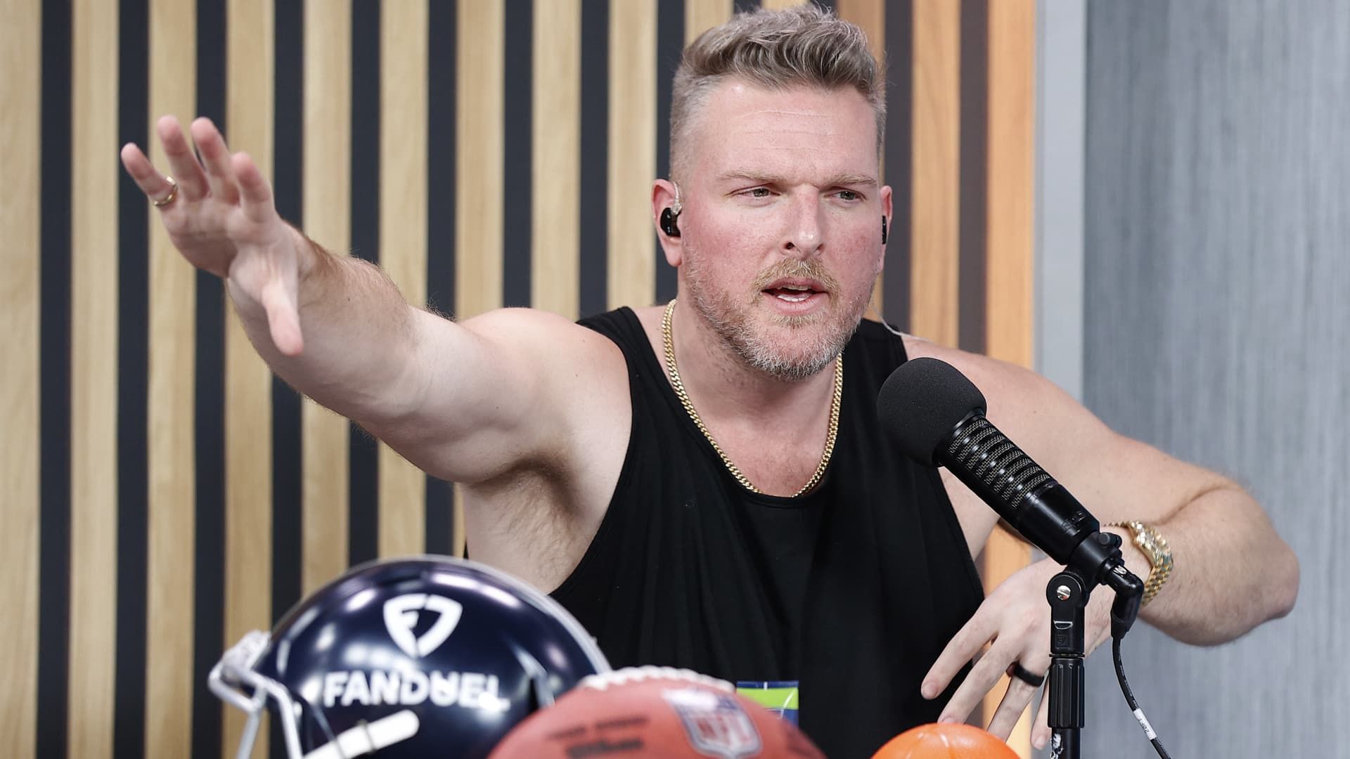 Pat McAfee attacks ESPN executive amid Rodgers, Kimmel fight