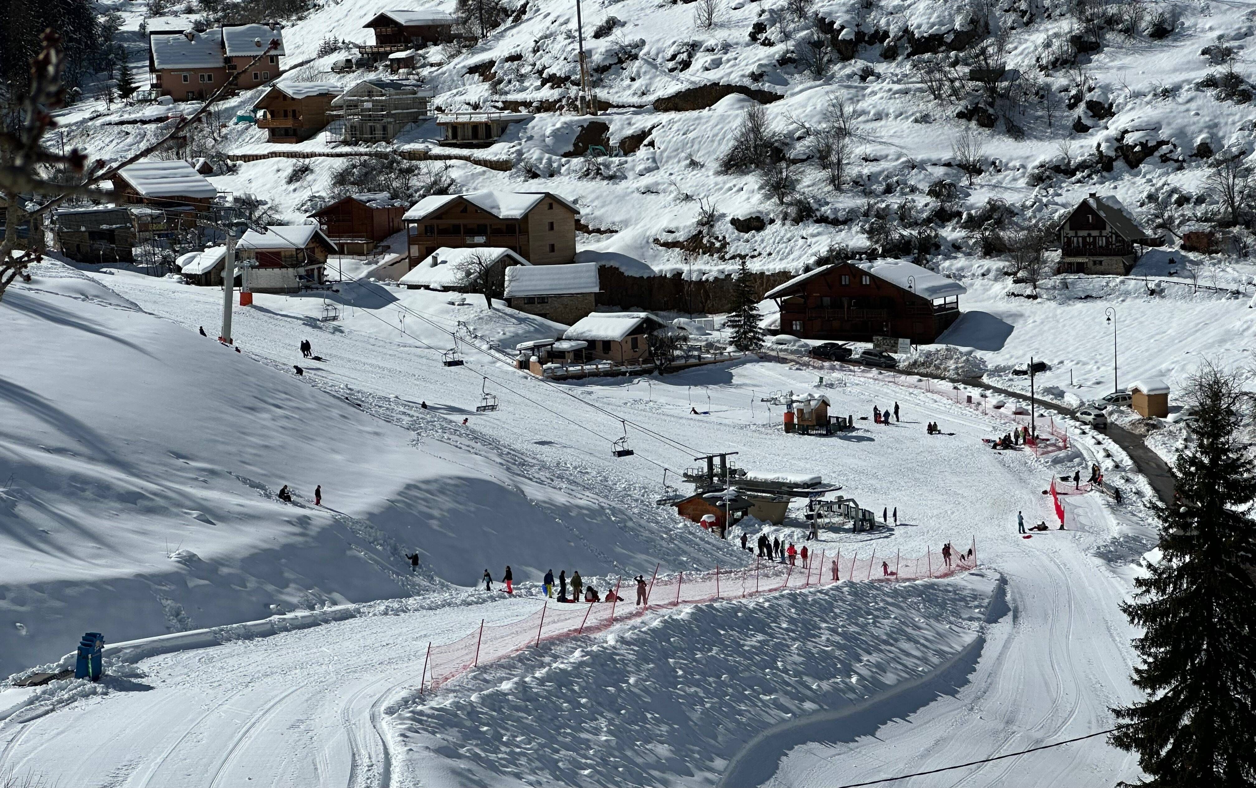 Sans électricité, cette petite station passe du miracle au désespoir: les touristes pensaient skier, ils dorment sans chauffage