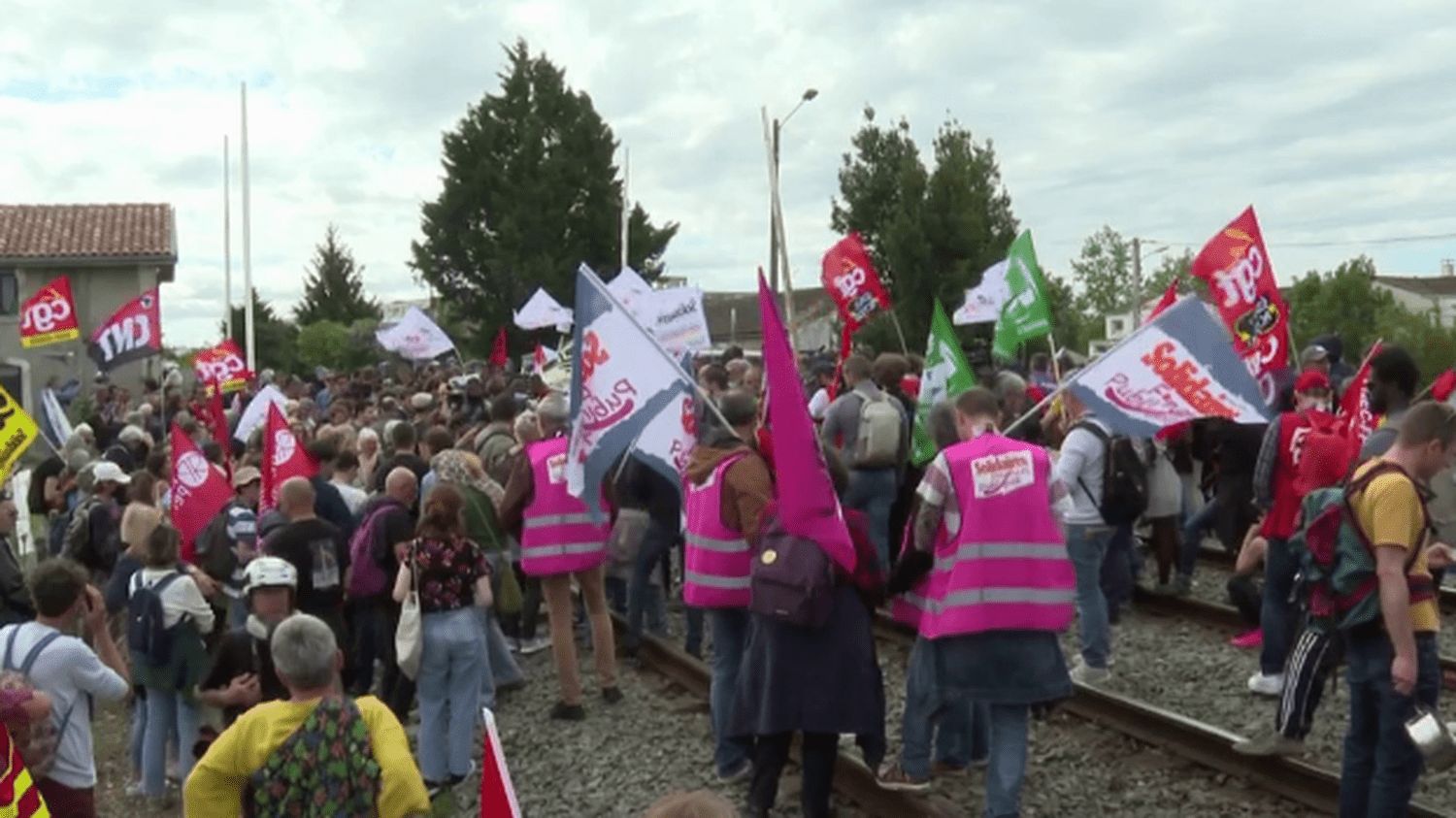 Emmanuel Macron à Saintes : un déplacement chahuté, entre casseroles et sifflets