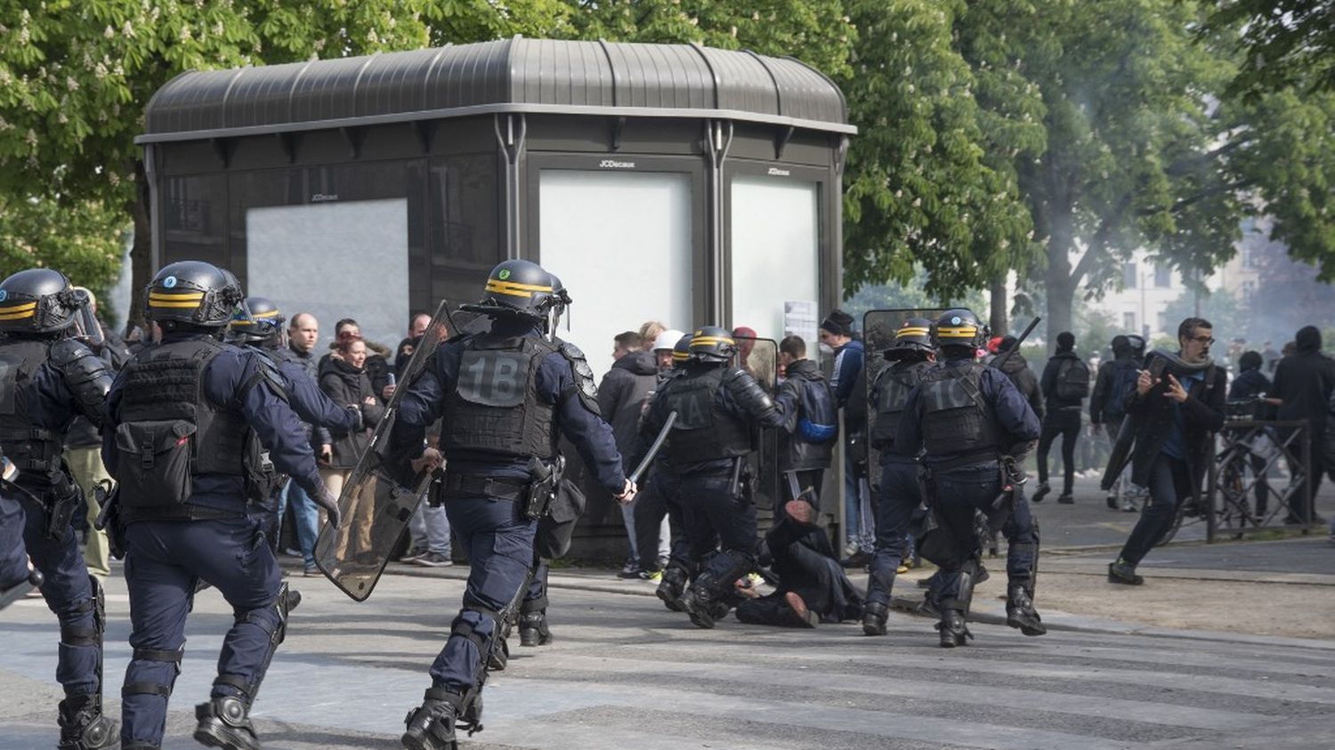 Violences policières : le journaliste Rémy Buisine va porter plainte après avoir été frappé lors de la manifestation du 1er-Mai