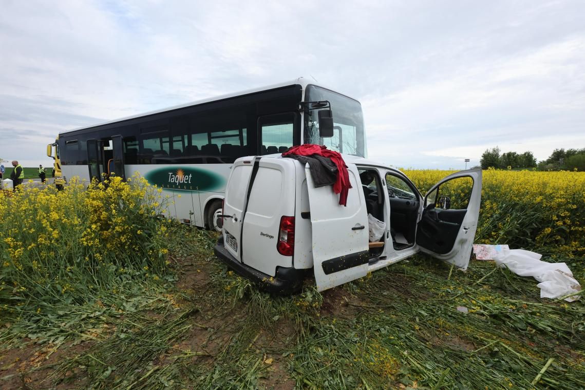 Une voiture percute un car scolaire à l’ouest d’Amiens: des enfants blessés, un homme décédé