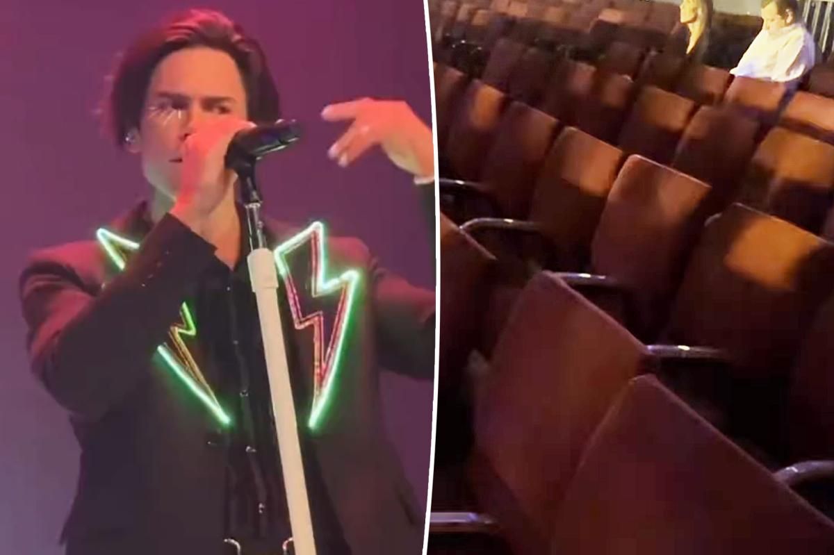 Tom Sandoval performs to empty seats after poor ticket sales