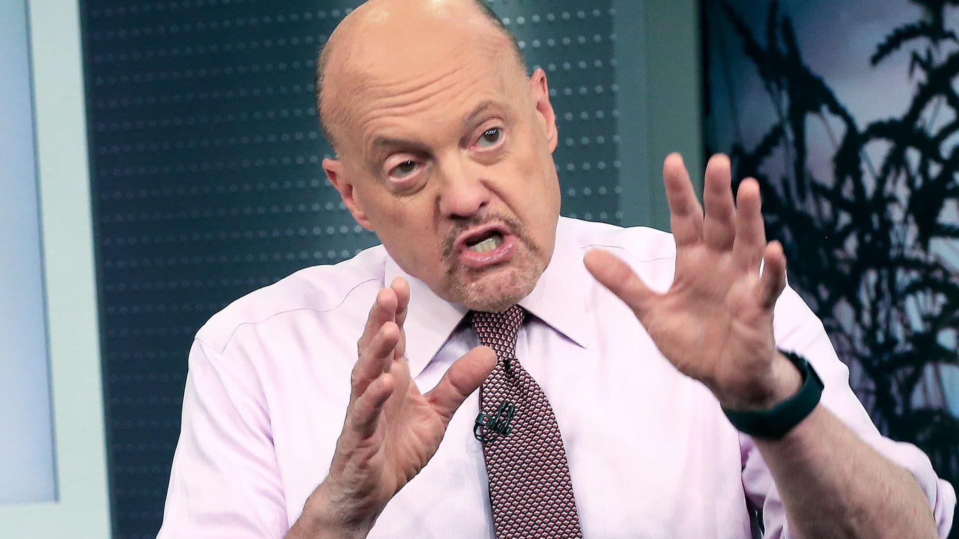 Cramer's 'own it; don't trade it' stance on Apple paid off this week