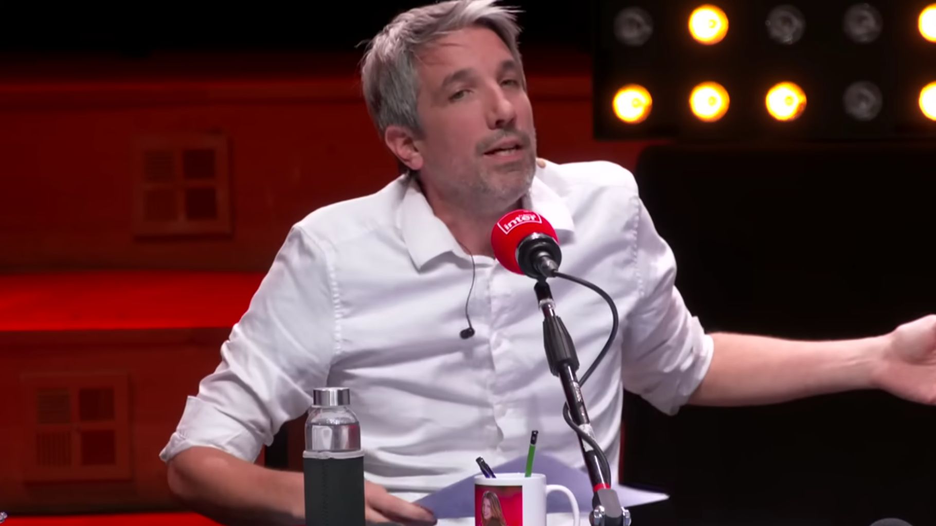 Guillaume Meurice, suspendu par Radio France, quand même entendu dans l’émission de Charline Vanhoenacker