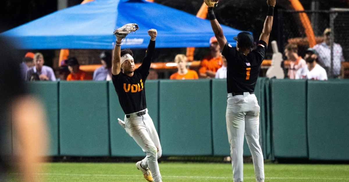 Tennessee baseball powers past Charlotte, advances to Super Regionals