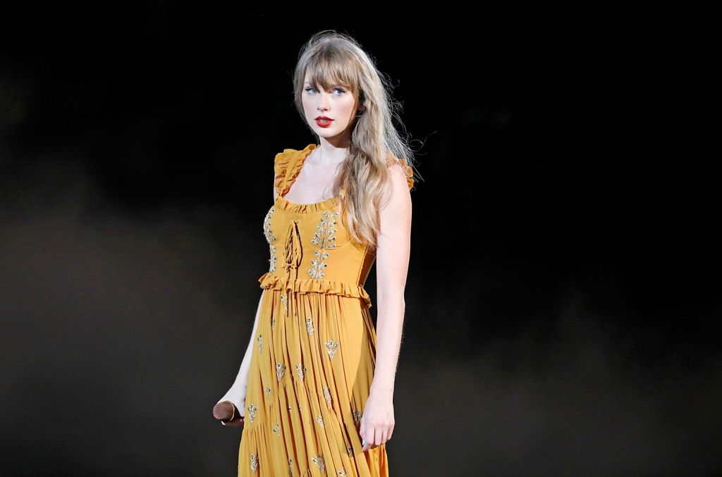 Taylor Swift Swallows a Bug During Chicago Show