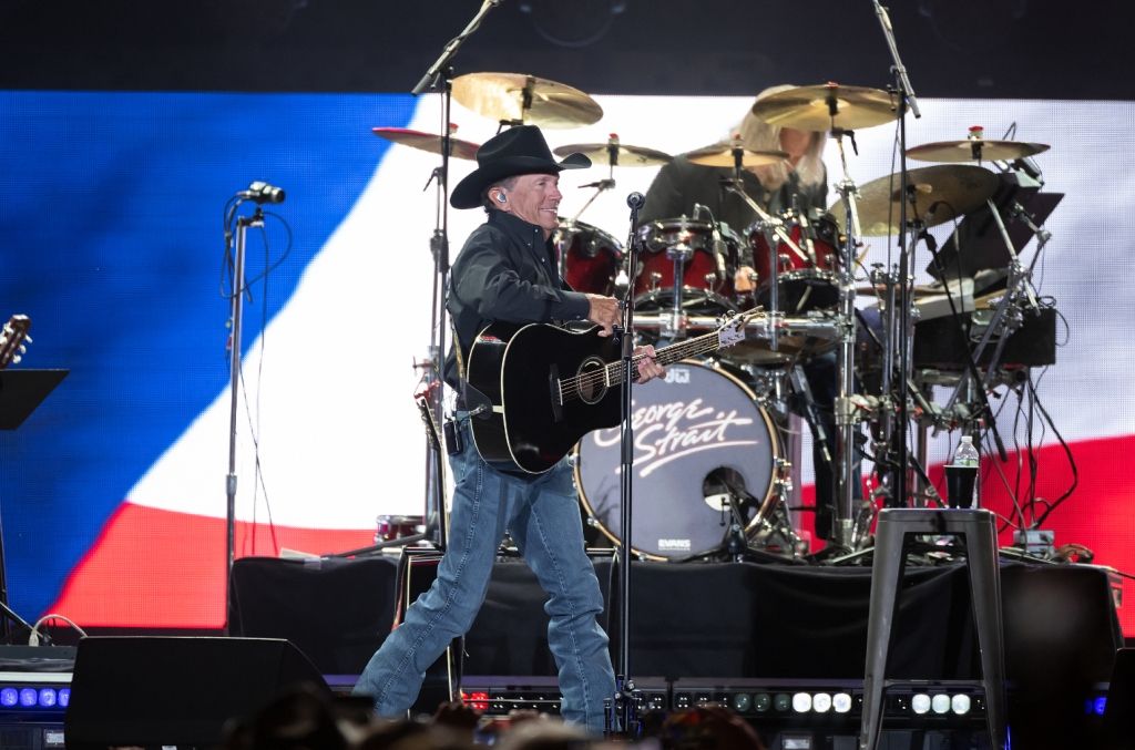 George Strait Sets New Attendance Record at Milwaukee Concert